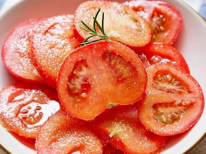 토마토에 설탕을 쳐서 먹으면 토마토 속 비타민B의 흡수율이 떨어진다. [사진=클립아트코리아]