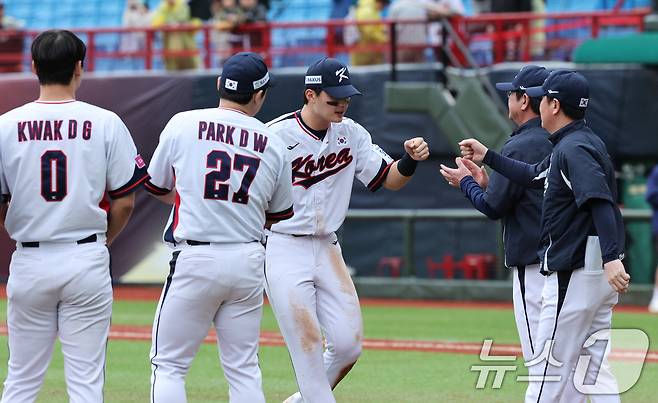 18일(현지시간) 오후 대만 타이베이시 톈무 야구장에서 열린 2024 WBSC 프리미어12 B조 예선 대한민국과 호주의 경기에서 5대 2로 승리한 대한민국 대표팀 류중일 감독과 선수둘이 주먹을 맞대고 있다. 2024.11.18/뉴스1 ⓒ News1 장수영 기자