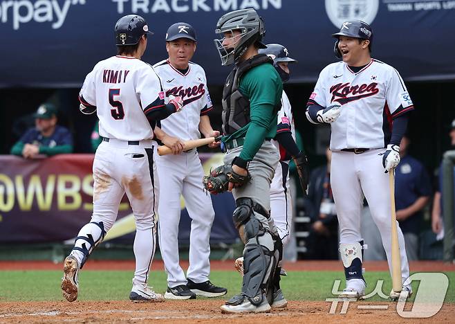 18일(현지시간) 오후 대만 타이베이시 톈무 야구장에서 열린 2024 WBSC 프리미어12 B조 예선 대한민국과 호주의 경기 6회말 대한민국 공격 2사 1루 상황에서 김도영이 투런 홈런을 친 뒤 동료들과 기뻐하고 있다. 2024.11.18/뉴스1 ⓒ News1 장수영 기자