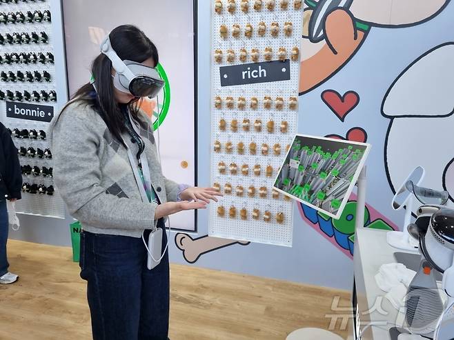 네이버페이는 이달 12일 서울 코엑스에서 열린 팀네이버 통합 콘퍼런스 '단24'에서 애플 비전 프로를 활용한 'VR 단지 투어'를 선보였다. 2024.11.12/뉴스1 ⓒ 뉴스1 신은빈 기자
