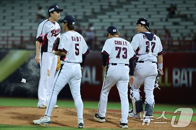 16일(현지시간) 대만 타이베이시 톈무 야구장에서 열린 2024 WBSC 프리미어12 B조 예선 대한민국과 도미니카공화국의 경기, 2회초 대한민국 선발 임찬규가 무사 만루 위기를 맞자 최일언 투수코치(오른쪽 두 번째)와 선수들이 마운드를 방문하고 있다. 2024.11.16/뉴스1 ⓒ News1 장수영 기자