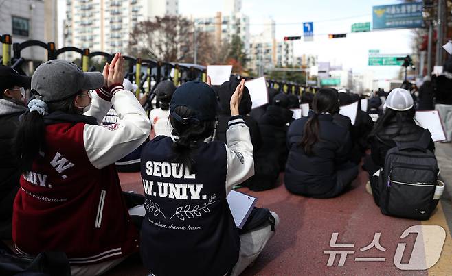 19일 오전 서울 노원구 노원경찰서 앞에서 서울여자대학교 학생들이 성범죄 의혹을 받는 A교수가 이를 알리는 대자보를 붙인 학생들을 명예훼손으로 고소한 것과 관련해 규탄하는 집회를 하고 있다.  2024.11.19/뉴스1 ⓒ News1 이승배 기자