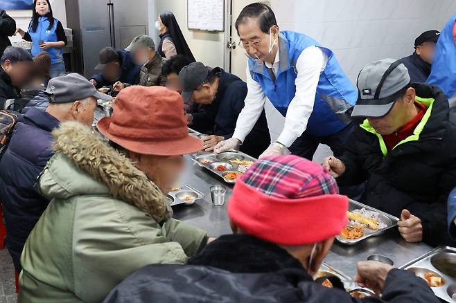 한덕수 국무총리가 19일 낮 서울 영등포구 '토마스의집'에서 배식봉사를 하는 모습.(총리실 제공)