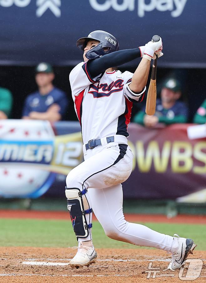 18일(현지시간) 오후 대만 타이베이시 톈무 야구장에서 열린 2024 WBSC 프리미어12 B조 예선 대한민국과 호주의 경기 6회말 대한민국 공격 2사 1루 상황에서 김도영이 투런 홈런을 치고 있다. 2024.11.18/뉴스1 ⓒ News1 장수영 기자