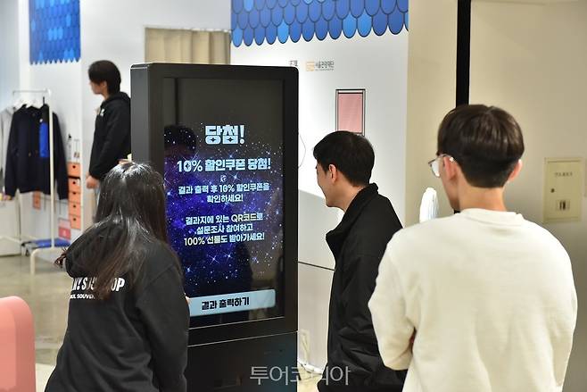 서울마이소울 팝업하우스에 설치된 이벤트 키오스크에서 신년 운세를 점치며 즐거워하는 방문객/사진-서울관광재단