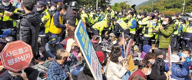 2020년 10월 22일 국방부가 경북 성주 사드 기지에 공사 장비를 반입하려 하자, 일부 주민과 사드 반대 단체 관계자들이 반입 저지에 나서면서 경찰과 대치하고 있다. /연합뉴스