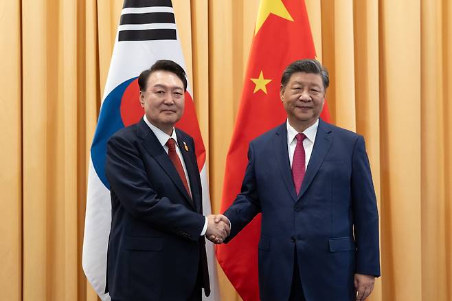 South Korean President Yoon Suk-yeol (left) shakes hands with Chinese President Xi Jinping on the sidelines of the APEC summit in Lima, Peru, on Nov. 15, 2024. /News1