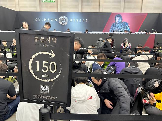 17일 부산 해운대구 벡스코에서 열린 지스타2024에 방문한 관람객들이 펄어비스 부스에 AAA급 대작 '붉은 사막'을 플레이 하려는 게이머들 앞에 대기 시간 150분이 표시되어 있다 ./김동환 기자