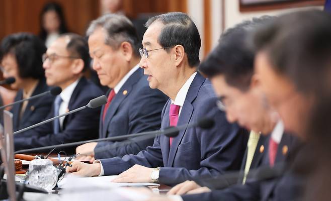 한덕수 국무총리가 19일 서울 종로구 정부서울청사에서 열린 국무회의에서 모두발언을 하고 있다./뉴스1