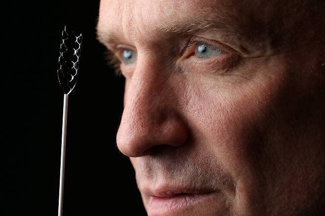 톰 옥슬리 싱크론 CEO가 미국 뉴욕 브루클린 싱크론 사무실에서 이 회사가 개발한 뇌신호전송장치 스텐트로드(The Stentrode)와 함께 포즈를 취하고 있다. /로이터