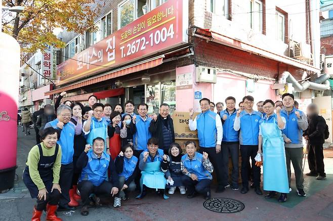 서울 영등포구에 있는 사회복지시설 ‘토마스의 집’에서 19일 배식 봉사를 마친 방기선 국무조정실장 등 국무총리비서실·국무조정실 간부들과 봉사자들이 기념촬영을 하고 있다. /국무총리실 제공