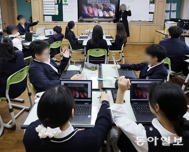 디지털 선도학교로 지정된 서울의 한 초등학교에서 지난달 29일 오전 태블릿 기능을 갖춘 노트북을 활용한 ‘디지털 교과서’ 수업이 진행 중이다. 내년 새 학기부터 전국의 초중고교에서는 이 같은 수업이 단계적으로 도입된다. 장승윤 기자 tomato99@donga.com