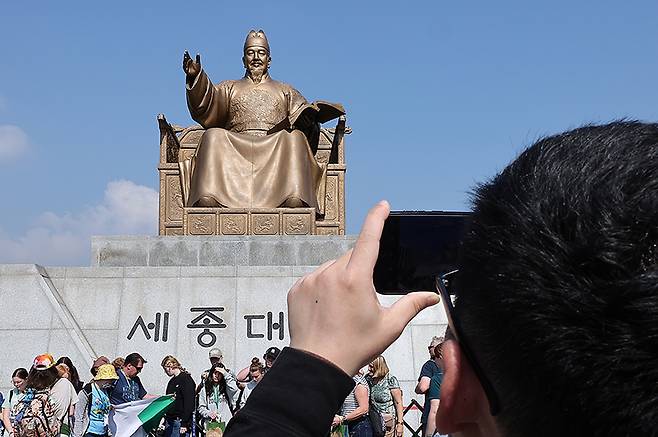 서울 광화문 광장 세종대왕 동상을 찾은 시민이 사진을 찍고 있다. (ⓒ뉴스1, 무단 전재-재배포 금지)