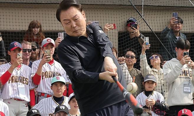 윤석열 대통령이 지난 3월16일 서울 용산어린이정원 야구장에서 열린 샌디에이고 파드리스의 어린이 야구교실에서 유소년 야구선수들이 지켜보는 가운데 직접 타격해 보고 있다. 대통령실사진기자단