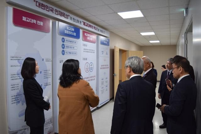 6일 일본사립학교협회 및 일본사립학교진흥공제사업단 관계자들이 대구 동구 한국사학진흥재단을 찾아 폐교 대학 지원 사업에 대한 설명을 듣고 있다. 한국사학진흥재단 제공