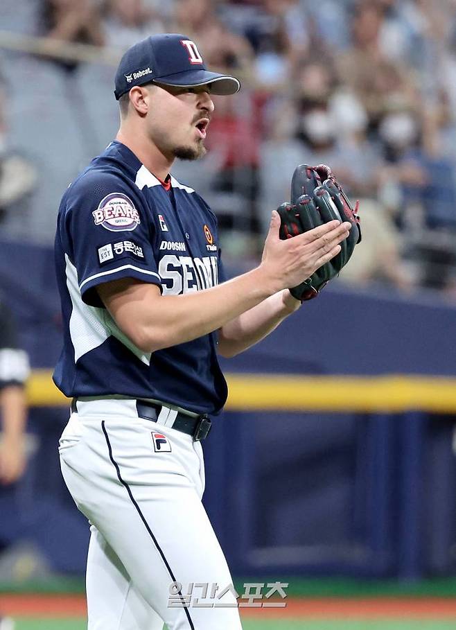 2024 KBO리그 프로야구 키움 히어로즈와 두산 베어스의 경기가 10일 오후 서울 고척스카이돔에서 열렸다. 1회말 무사 1루 김혜성을 병살로 처리하지 못하자 발라조빅이 내야진에 격려의 박수를 보내고 있다. 고척=김민규 기자 mgkim1@edaily.co.kr /2024.09.10/