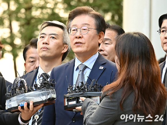 이재명 더불어민주당 대표가 지난 15일 서울 서초구 서울중앙지방법원에서 열린 '공직선거법 위반' 1심 선고 공판에서 징역 1년에 집행유예 2년을 선고받은 뒤 법원을 나서며 심정을 밝히고 있다. [사진=곽영래 기자]