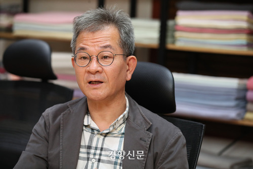 친환경 염색 제품을 생산, 판매하는 중소기업 ‘그린웨어’ 허현범 대표가 21일 경기 양주시 회사 사무실에서 경향신문과 인터뷰하고 있다. 2024.10.21. 정효진 기자