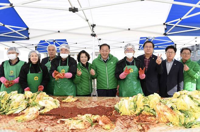 신현국(가운데) 시장이  ‘2024 사랑의 김장 담가주기’ 행사에 함께하고 있다. 문경시 제공