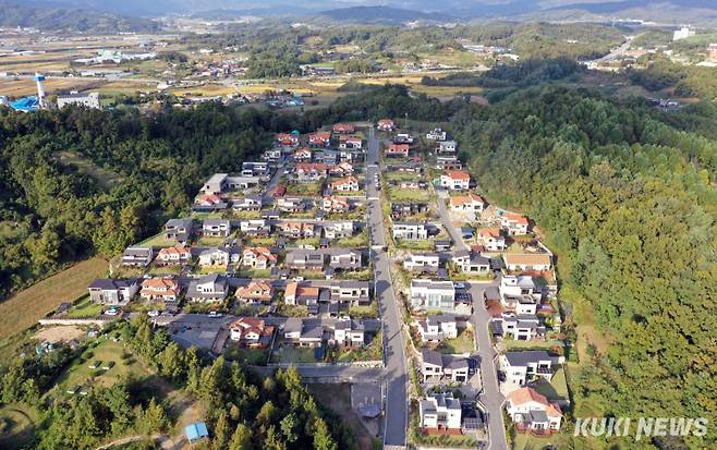 '자연이온빌리지' 전경지방은 ‘소멸 위기’라는 달갑지 않은 꼬리표를 달고 산다. 인구 감소로 행정구역 통폐합이 빈번한 요즘, 증평군에는 인구 증가로 행정구역을 쪼개 새 마을(행정리)이 생긴 곳이 있는데. 바로 증평읍 덕상4리다. 자연이온빌리지라고 불리며 2014년 35가구로 시작했던 마을은 현재 67가구의 전원주택 단지를 조성하고 있다.마을이 커진 것은 귀농·귀촌 때문인데, 이웃 청주, 증평 읍내뿐 아니라 대전, 경기 등에서 온 40~60대 외지인들이 조화를 이뤘다. 덕상4리에서 만난 주민 민병찬(64)씨는 "은퇴 후 전원에서의 삶을 꿈꿔왔는데 귀향할 곳을 물색하다가 인프라가 잘 갖춰진 이곳에 정착하게 되었다"면서 "공기도 맑고 이웃들과의 교류를 통해 넉넉한 삶을 살고 있다"고 만족해 했다.