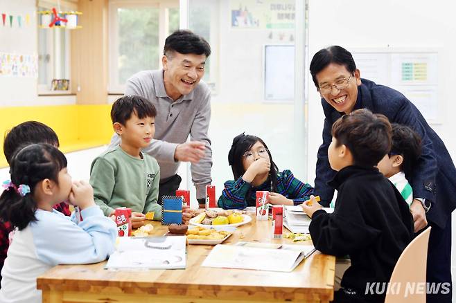 '공부도 식후경'증평읍의 신규 아파트인 대광로제비앙 내 작은도서관에서 방과 후 아이들이 컴퓨터 수업을 받은 후 간식을 먹고 있다. 수업 및 방과 후 아이들 지도는 대부분 은퇴한 공무원이나 전문가들이 봉사하고 있다.&nbsp;