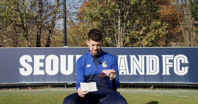 김민성 군의 편지를 읽고 있는 오스마르. 서울 이랜드 FC