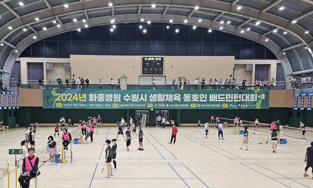 최근 수원시배드민턴전용경기장에서 열린 ‘2024년 화홍병원 수원시 동호인 배드민턴대회’ 모습. 화홍병원 제공