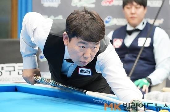 이범열과 4강전을 치르고 있는 이형래. 256강부터 대회를 시작한 이형래는 8강까지 6연승을 달리다 4강전에서 이범열에게 35:50으로 져 결승에는 오르지못했다.