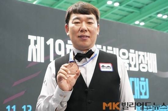 전국당구대회 첫 입상 메달을 들어보이는 이형래 선수.