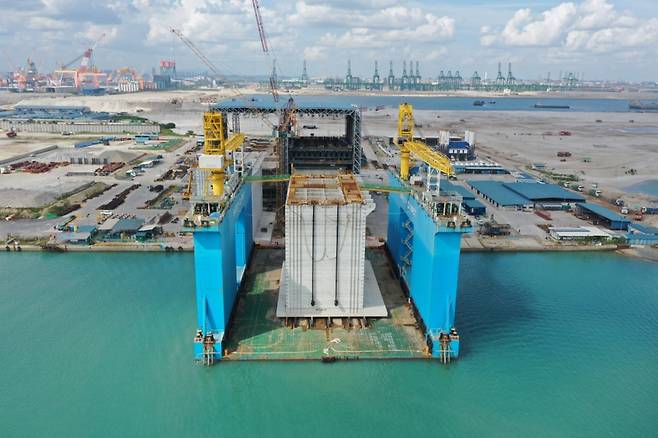 제작이 완성된 케이스가 설치를 위해 이동되고 있다./사진=현대건설