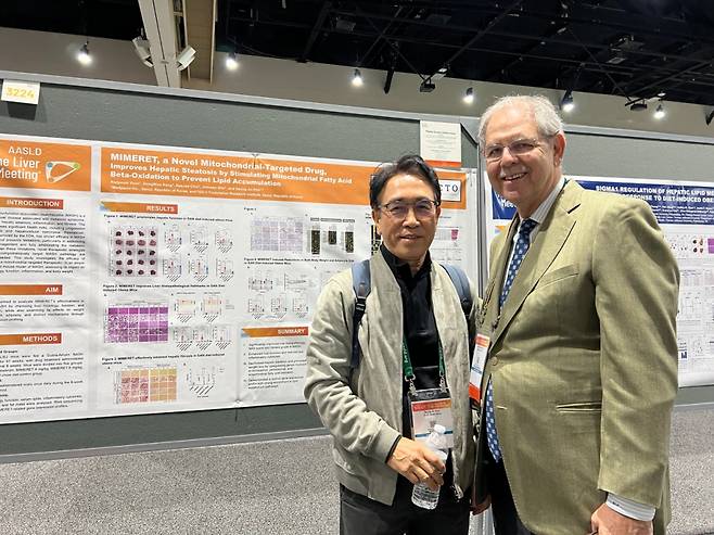 김성진 메드팩토 대표(사진 왼쪽)가 지난 15~19일 미국 샌디에이고에서 개최된 미국간학회(AASLD 2024)에서 대사이상 관련 지방간염(MASH) 치료제 후보물질 'MIMERET'(과제명 MP5021)의 전임상 연구 결과를 소개했다./사진제공=메드팩토