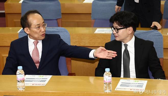 (서울=뉴스1) 김민지 기자 = 국민의힘 한동훈 대표와 추경호 원내대표가 19일 오전 서울 여의도 국회 의원회관에서 열린 'Dr.인요한의 한국형 구급차 2.0 국회 전시회'에서 참석해 자리하고 있다. 2024.11.19/뉴스1  Copyright (C) 뉴스1. All rights reserved. 무단 전재 및 재배포,  AI학습 이용 금지. /사진=(서울=뉴스1) 김민지 기자
