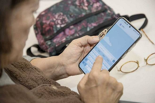 ‘시니어 디지털아카데미’에서 한 어르신이 스마트폰 활용법 등 기초 디지털역량 강화 훈련을 받고 있다. [헤럴드DB]