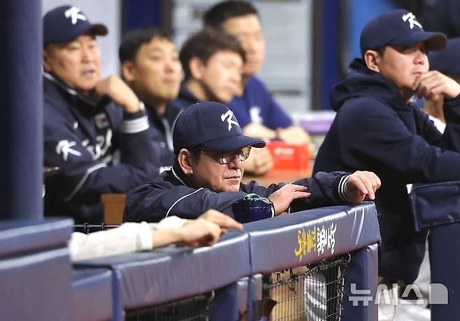 [서울=뉴시스] 정병혁 기자 = 류중일 감독이 6일 서울 구로구 고척스카이돔에서 2024 WBSC 프리미어12를 앞두고 열린 한국 야구대표팀과 상무의 연습경기를 지켜보고 있다. 2024.11.06. jhope@newsis.com