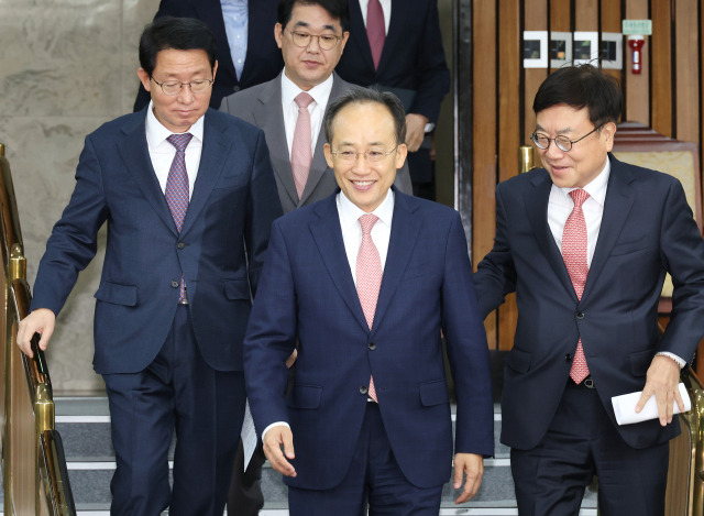 ▲국민의힘 추경호 원내대표(가운데)가 19일 오전 국회에서 열린 원내대책회의에 입장하고 있다. ⓒ연합뉴스