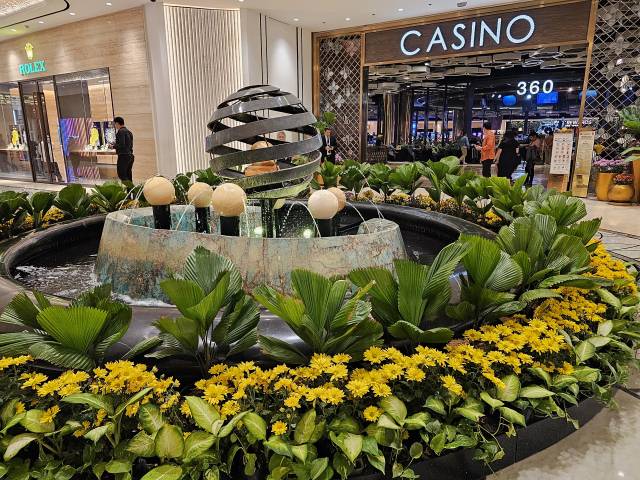 ▲필리핀 마닐라 소재의 한 카지노 입구에 설치된 소형 분수와 정원이 카지노 분위기를 부드럽게 바꾸고 있다. ⓒ프레시안