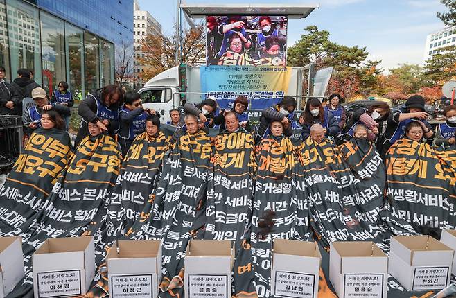 19일 서울 여의도 국회 앞에서 2025 발달장애 예산확대 투쟁 전국장애인부모연대 삭발투쟁선포 및 전국결의대회에서 중앙이사단 등 학부모들이 삭발을 하고 있다.