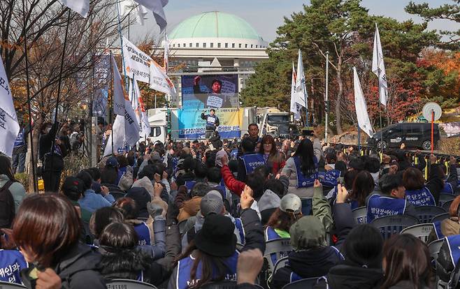 19일 서울 여의도 국회 앞에서 2025 발달장애 예산확대 투쟁 전국장애인부모연대 삭발투쟁선포 및 전국결의대회에서 참가자들이 구호를 외치고 있다.