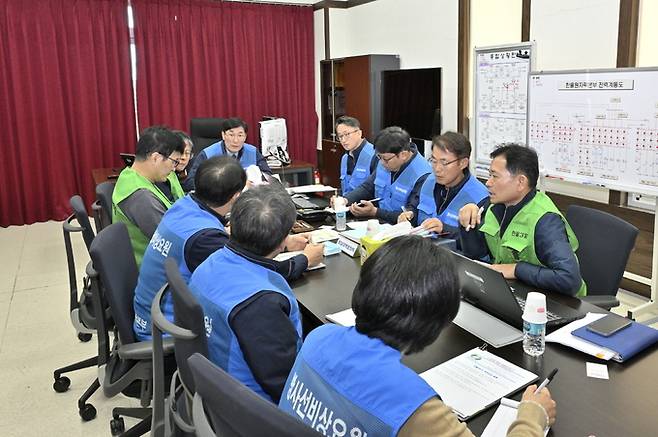 한국수력원자력(주) 한울원자력본부는 19일 원자력안전위원회, 한국원자력안전기술원 및 한국원자력의학원 관계자들의 점검 하에 한울 6호기 방사능방재 전체훈련을 실시한 가운데 이세용 한울본부장(가운데)이 회의를 주재하고 있다. 한울본부 제공