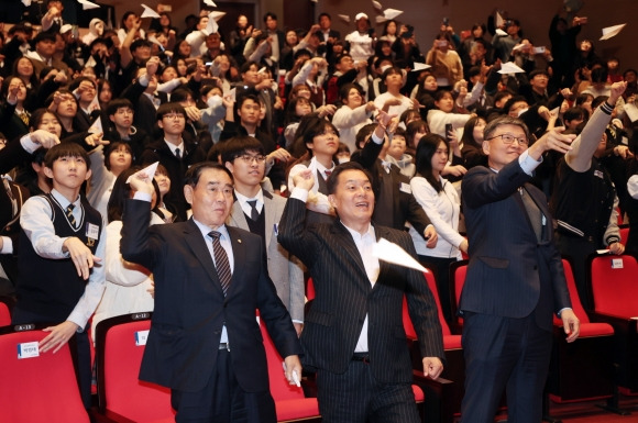 이재준 시장, 이재식 수원시의회 의장, 박춘근 수원시장학재단 이사장 등이 18일 하반기 장학생으로 선발된 학생들과 종이비행기를 날리고 있다. (수원시 제공)