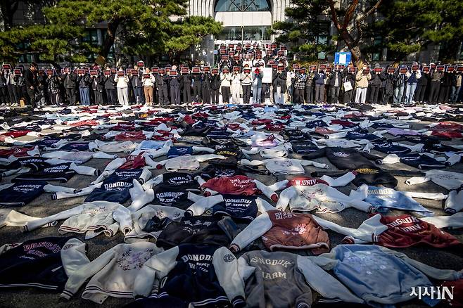 학생들이 벗어놓은 학과 점퍼 수백 벌이 동덕여대 본관 앞을 가득 메우고 있다. ⓒ시사IN 박미소