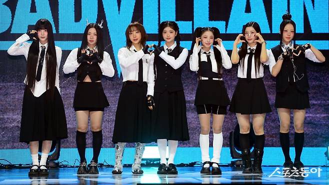 19일 서울 광장동 예스24 라이브홀에서 걸그룹 배드빌런(BADVILLAIN)의 새 디지털 싱글 ‘숨(ZOOM)’ 발매 쇼케이스가 열렸다. 배드빌런 윤서, 휴이, 엠마, 켈리, 클로이 영, 빈, 이나가 카메라를 향해 포즈를 취하고 있다.

    김민성 기자 marineboy@donga.com