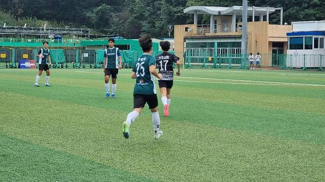 울산광역시에서 열린 제17회 전국학교스포츠클럽축전 축구대회에서 우승을 차지한 완산고 선수들이 경기에 임하고 있다. 사진 ㅣ 허도윤