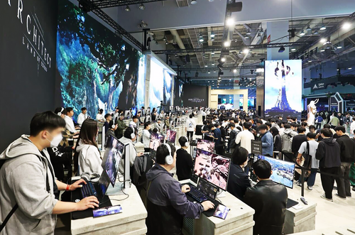 하이브IM은 첫 MMORPG 서비스 타이틀인 ‘아키텍트: 랜드 오브 엑자일’을 선보여 눈길을 끌었다.