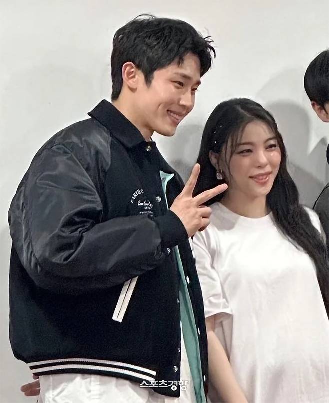 에일리(오른쪽)과 그의 예비신랑 최시훈. 온라인 커뮤니티 캡처