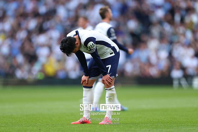 ▲ 토트넘 소식을 다루는 스퍼스 웹은 19일(이하 한국시간) "손흥민에 대한 토트넘의 결정에 많은 이야기가 쏟아지고 있다"라며 "토트넘은 스스로를 보호하고 손흥민과 새로운 장기 계약에 합의하기 위한 시간을 벌기 위해 1년 연장을 활성화하기로 결정했을 수 있다. 구단 고위층은 손흥민 캠프에 결정을 전달했을 가능성이 높으며, 양측은 이번 시즌이 끝나기 전에 새로운 다년 계약에 대한 협상을 재개할 것으로 보인다"라고 밝혔다. 최근 손흥민 재계약을 두고 많은 이야기가 오가고 있다. 현지에서는 1년 옵션 발동 가능성에 대해 이야기하고 있다