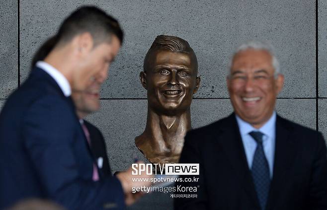 ▲ 케인은 제막식에 참석해 밝게 웃었다. 자신의 동상 옆에 직접 같은 자세로 앉아 포즈를 취하기도 했다. 케인의 만족하는 표정과 달리 팬들의 반응은 싸늘하다. 그동안 역대 최악의 축구선수 동상으로 여겨졌던 크리스티아누 호날두처럼 우스꽝스럽다는 평이다.