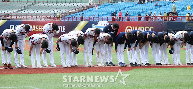 '2024 WBSC 프리미어12' B조 예선 한국-호주전이 18일 대만 티엔무 야구장에서 열렸다. 한국 대표팀이 호주에 5-2로 승리한 뒤 응원단에 인사하고 있다. /사진=김진경 대기자