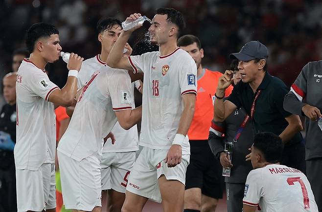 신태용 감독이 이끄는 인도네시아 축구 국가대표팀이 19일(한국시간) 인도네시아 자카르타의 겔로라 붕 카르노 스타디움에서 열린 2026 FIFA 북중미 월드컵 아시아 3차예선 C조 6차전에서 사우디아라비아를 2-0으로 꺾고 3차예선 첫 승과 함께 C조 3위로 올라섰다. 사진 연합뉴스