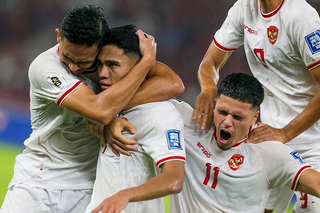 신태용 감독이 이끄는 인도네시아 축구 국가대표팀이 19일(한국시간) 인도네시아 자카르타의 겔로라 붕 카르노 스타디움에서 열린 2026 FIFA 북중미 월드컵 아시아 3차예선 C조 6차전에서 사우디아라비아를 2-0으로 꺾고 3차예선 첫 승과 함께 C조 3위로 올라섰다. 사진 연합뉴스